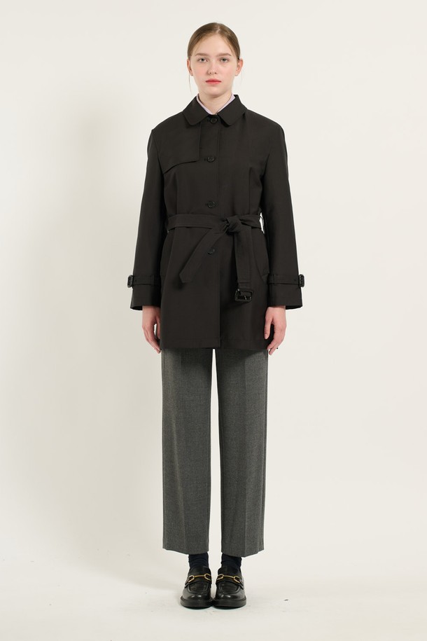 [24WT] 벨티드 라이너 트렌치 코트 - BLACK B4D9N70199는 여성용 트렌치 코트로, 가을, 겨울, 초봄에 착용하기 좋습니다. 블랙과 다크베이지 두 가지 색상으로 출시되었으며, 미디엄 기장의 레귤러핏으로 클래식하고 미니멀한 스타일을 연출합니다. 버튼과 벨트 여밈 방식에, 벨트 디테일과 소매 버클 디테일이 더해져 세련된 느낌을 줍니다. 안감에는 내부 라이너가 부착되어 실용적인 보온성을 제공하며, 출근룩, 오피스룩, 겨울 데일리룩에 모두 잘 어울립니다.
