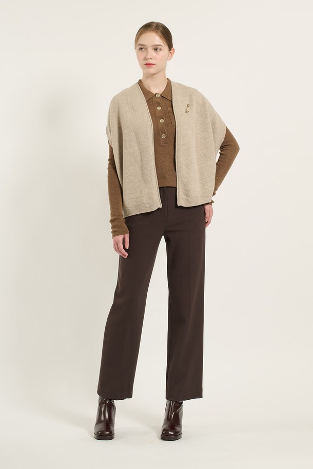 [24WT] 홀가먼트 베스트 - LIGHT BEIGE B4D9K50571는 부드러운 촉감의 모 90%, 캐시미어 10% 혼방 소재로 제작된 여성용 베스트입니다. 간절기에 착용하기 좋으며, 미니멀하고 베이직한 스타일을 연출할 수 있습니다. 브이넥 디자인에 얇은 두께감으로 가볍게 걸칠 수 있으며, 전면 중앙의 탈부착 가능한 브로치 디테일이 특징입니다. 목이 답답하지 않아 편안하며, 유연한 짜임으로 자연스러운 핏을 선사합니다. 데이트룩, 카페룩, 모임룩 등 다양한 TPO에 클래식하면서도 미니멀한 스타일을 더할 수 있습니다.
