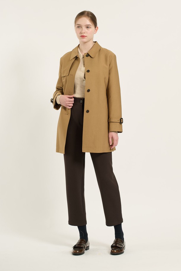 [24WT] 벨티드 라이너 트렌치 코트 - 다크 베이지 B4D9N70173는 여성용 아우터로, 간절기에 착용하기 좋은 트렌치 코트입니다. 다크 베이지와 블랙 두 가지 색상으로 제공되며, 클래식한 디자인과 무지 패턴이 특징입니다. 레귤러핏으로 제작되었으며, 허리 벨트와 소매 버클 디테일, 클래식한 버튼, 라이너를 포함하여 보온성과 스타일을 모두 갖췄습니다. 폴리에스터, 레이온, 폴리우레탄 혼방 소재로 부드러운 촉감을 선사하며, 일상 및 격식 있는 자리에 모두 잘 어울립니다. 오피스룩, 모임룩, 데이트룩 등 다양한 TPO에 맞춰 클래식, 미니멀, 시크한 스타일을 연출할 수 있습니다.
