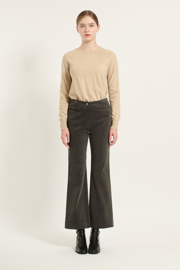 [24WT] 코듀로이 부츠컷 팬츠 - DARK GRAY B4D9P30217는 부드러운 촉감과 은은한 광택감이 돋보이는 여성용 코듀로이 부츠컷 팬츠입니다. 다크 그레이 컬러, 하이웨스트 핏으로 데일리 및 캐주얼 룩에 활용하기 좋으며, 다리가 길어 보이는 실루엣을 연출합니다. 면, 폴리우레탄, 코듀로이 혼방 소재로 제작되었으며, 허리를 단단하게 잡아주는 착용감을 선사하여 겨울철 따뜻하고 스타일리시하게 연출할 수 있습니다.
