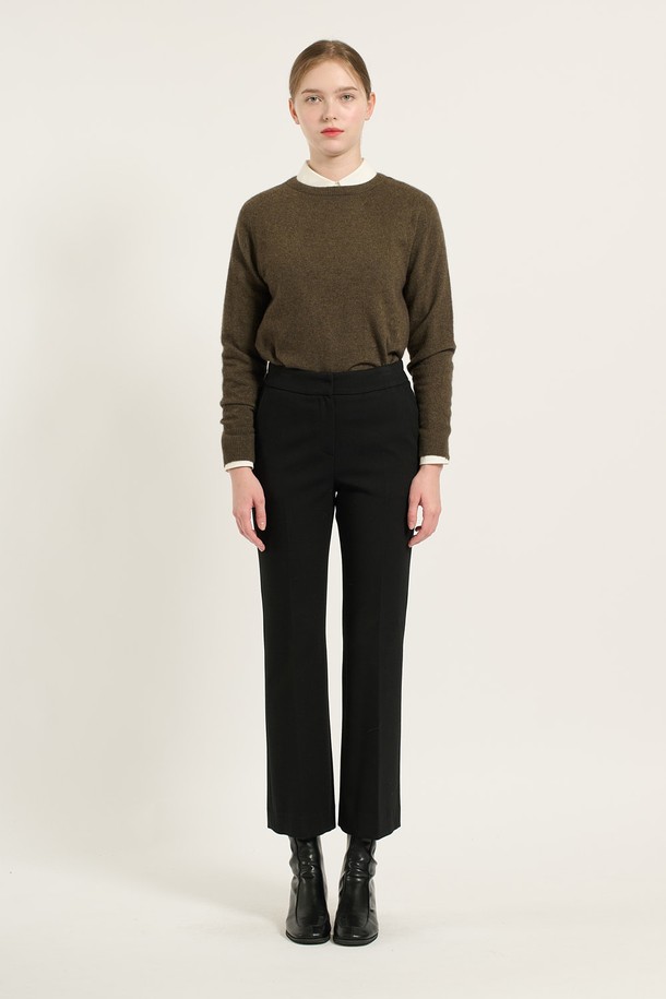 **[24WT] 스판 부츠컷 팬츠 - BLACK B4D9P37199**는 여성 고객을 위한 겨울철 필수 아이템입니다. 시크하고 클래식한 스타일을 연출하며, 일상, 오피스룩, 모임룩 등 다양한 TPO에 활용 가능합니다. 블랙과 M 그레이 두 가지 색상으로 만나볼 수 있으며, 다리를 길고 슬림하게 연출해 주는 부츠컷 핏이 특징입니다. 폴리우레탄과 레이온 혼방 소재로 제작되어 유연한 촉감과 뛰어난 활동성을 제공하며, 내구성과 형태 유지력 또한 우수합니다.
