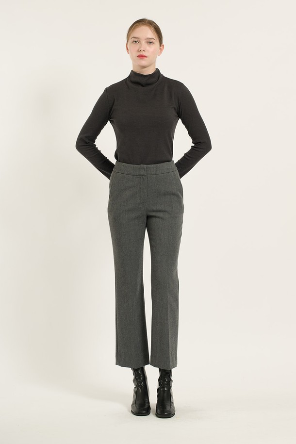 [24WT] 스판 부츠컷 팬츠 - M GRAY (B4D9P37116)는 여성용 부츠컷 팬츠입니다. M GRAY 컬러로, 겨울철 데일리룩, 오피스룩, 모임룩에 모두 잘 어울리는 클래식, 미니멀, 시크 스타일의 바지입니다. 폴리우레탄과 레이온 혼방 소재로 제작되어 높은 스판성을 자랑하며, 허리부터 허벅지까지 슬림하게 잡아주는 핏으로 다리가 길어 보이는 효과를 줍니다. 무릎 아래로 자연스럽게 퍼지는 부츠컷 실루엣으로 편안하면서도 세련된 스타일을 연출할 수 있습니다.
