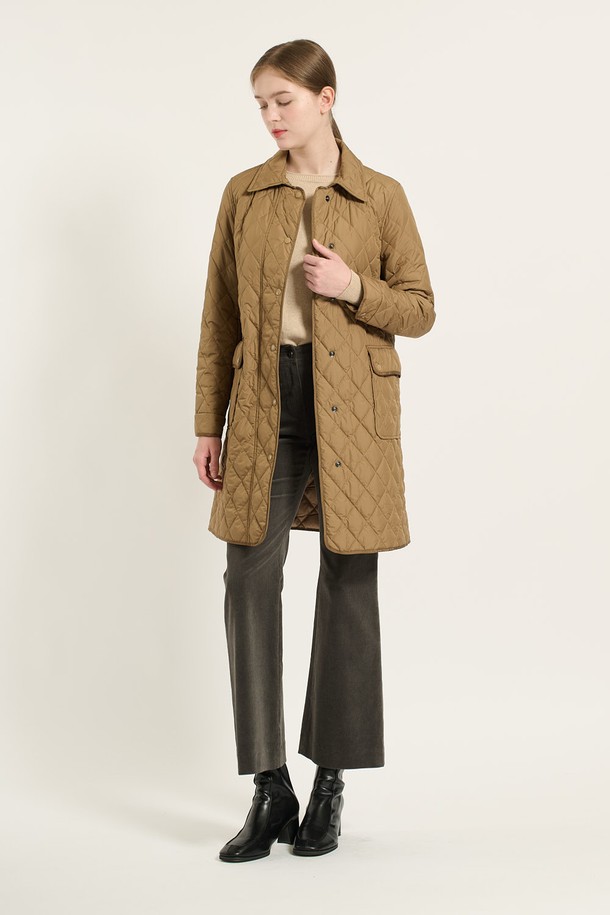 [24WT] 클래식 롱 퀼팅 - 브라운 B4D9R15274는 여성용 아우터로, 가을과 겨울에 어울리는 퀼팅 점퍼입니다. 베이직하고 클래식한 스타일의 슬림핏 롱 기장으로, 브라운 컬러가 돋보입니다. 부드러운 폴리에스터 소재에 두꺼운 두께감으로 포근함을 더하고, 단추 여밈 방식과 긴 소매 디자인으로 보온성을 높였습니다. 일상과 산책룩에 모두 잘 어울리며, 포켓 디테일과 가벼운 착용감, 풍성한 볼륨감을 갖춘 실용적인 아이템입니다.
