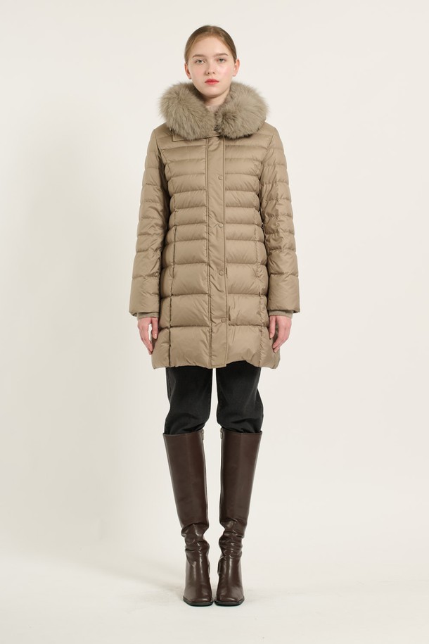 [24WT] 폭스퍼 카라 구스 다운은 부드러운 촉감의 폴리에스터, 모, 나일론, 캐시미어, 천연모피 등 다양한 소재로 제작된 여성용 구스다운입니다. 겨울철 데일리룩을 위한 모던하고 우아한 스타일을 연출하며, 롱 기장의 레귤러핏으로 편안하게 착용할 수 있습니다. 베이지 및 다크그레이 컬러로 출시되었으며, 무지 패턴에 버튼 여밈 방식입니다. 풍성한 폭스퍼 카라 디자인과 구스다운 충전재, 양쪽 포켓으로 보온성을 높였으며 가벼운 착용감을 선사합니다.
