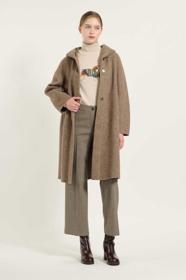 따뜻하고 세련된 겨울 데일리룩을 완성해 줄 [24WT] 후드 롱 코트입니다. 부드러운 울, 캐시미어, 폴리에스테르 혼방 소재로 제작되어 포근한 착용감을 선사하며, 롱 기장과 루즈핏으로 편안하면서도 우아한 스타일을 연출합니다. M BROWN 컬러는 고급스러운 분위기를 더하고, 깨끗하게 떨어지는 라인과 스타일리시한 소매 디테일, 실용적인 포켓으로 실용성을 높였습니다. 클래식하면서도 미니멀한 디자인으로 다양한 룩에 매치하기 용이하며, 추운 날씨에도 따뜻하고 세련된 스타일을 유지할 수 있습니다.
