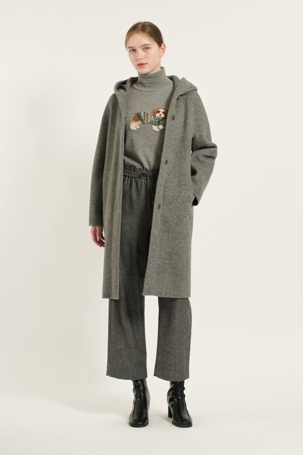 세련된 무드의 여성용 후드 롱 코트입니다. M GRAY(M 그레이), M BROWN(M 브라운) 두 가지 색상으로 출시되었으며, 가을, 겨울에 활용하기 좋습니다. 부드러운 촉감의 모, 캐시미어, 폴리에스터 혼방 소재로 제작되어, 매끄러운 핏과 두꺼운 두께로 뛰어난 보온성을 자랑합니다. 히든 버튼 여밈 방식과 후드 디테일이 특징이며, 도시적인 스타일과 미니멀, 시크한 무드를 연출합니다. 겨울 데일리룩, 모임룩, 출근룩 등 다양한 TPO에 활용해보세요.
