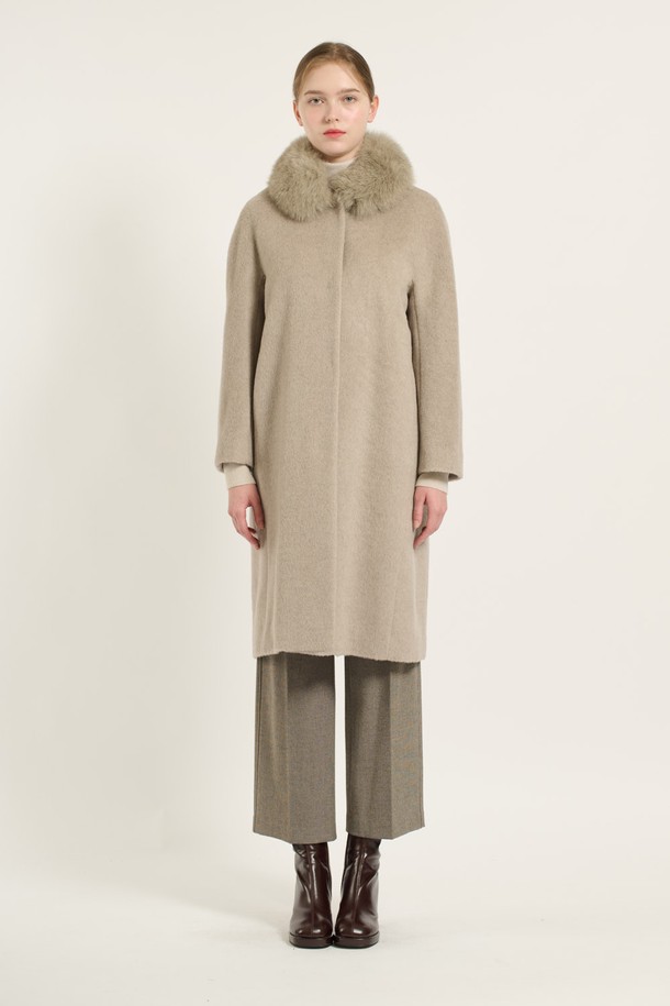 [24WT] 돌먼 라마 롱 코트 - LIGHT BEIGE (B4DAH83471)는 겨울철 우아하고 세련된 스타일을 연출하는 여성용 코트입니다. 부드러운 라마, 모, 폴리에스터 혼방 소재로 제작되어 포근하고 고급스러운 촉감을 선사합니다. 루즈핏 돌먼 스타일로 편안한 착용감을 제공하며, 볼륨감 있는 슬리브와 은은한 광택이 특징입니다. 클래식하고 미니멀한 디자인으로 다양한 룩에 활용하기 좋으며, 데이트룩, 모임룩, 겨울 데일리룩에 제격입니다. 천연모피(폭스) 배색 디테일이 돋보이는 롱 코트로, 버튼 여밈 방식으로 간편하게 착용할 수 있습니다. 안감은 폴리에스터 소재입니다.
