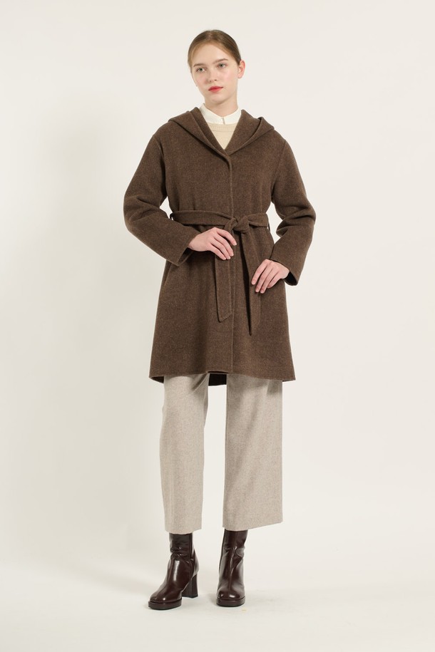 [24WT] 숄 후드 핸드메이드 코트 - M BROWN (B4DAH86379)는 겨울철 여성 데일리룩을 위한 아우터입니다. 브라운 및 그린 컬러로 출시되었으며, 캐주얼, 클래식, 미니멀 스타일을 연출할 수 있습니다. 롱 기장의 슬림핏 핸드메이드 코트로, 부드러운 촉감과 두꺼운 두께로 보온성을 높였습니다. 속 후드 디자인과 벨트 디테일이 돋보이며, 모, 폴리에스터, 캐시미어, 나일론, 면, 레이온, 아크릴 등 다양한 소재를 사용하여 제작되었습니다.
