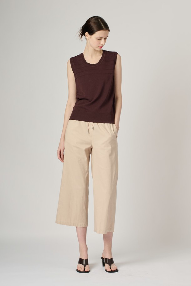 [24SU] 엠보 스트라이프 니트 슬리브리스는 다크 브라운 색상의 여성용 니트 슬리브리스로, 엠보 스트라이프 패턴이 돋보입니다. 레이온, 나일론 혼방 소재로 제작되어 부드러운 촉감을 자랑하며, 얇은 두께로 여름철 일상복으로 시원하게 착용 가능합니다. 라운드넥 디자인의 레귤러 핏으로 편안함을 더했으며, 셋업 연출이 가능합니다.
