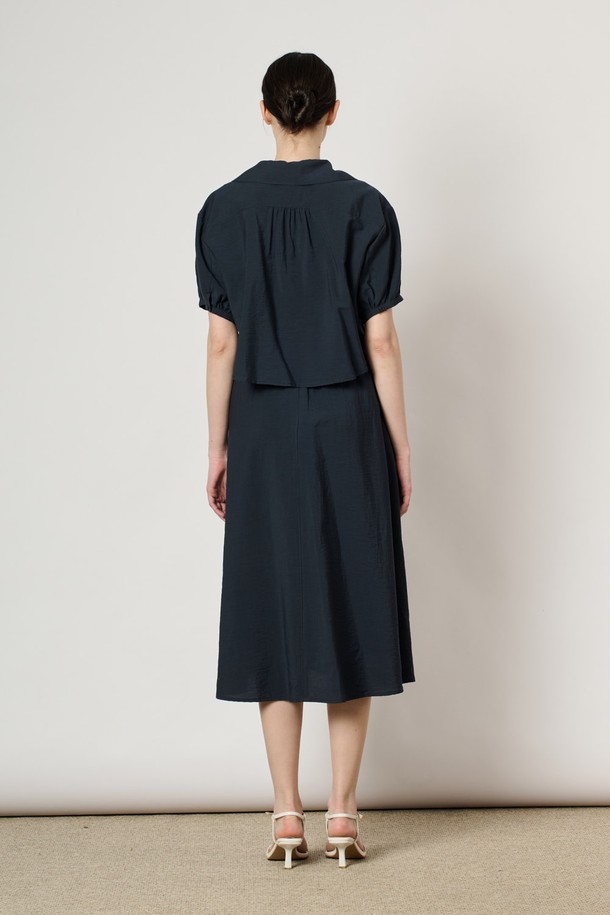 네이비 색상의 [24SU] 슬리브리스 원피스 & 블라우스 탑은 여성용으로, 레이온, 마, 면, 나일론, 폴리에스터 혼방 소재로 제작되어 여름철 일상복으로 적합합니다. 슬리브리스 원피스와 블라우스 세트로 구성되었으며, 허리 패널 봉제와 밑단 플레어 실루엣이 특징입니다. 우아한 무드의 무지 패턴 플레어 핏 원피스로, 안감이 있어 편안하게 착용할 수 있습니다.
