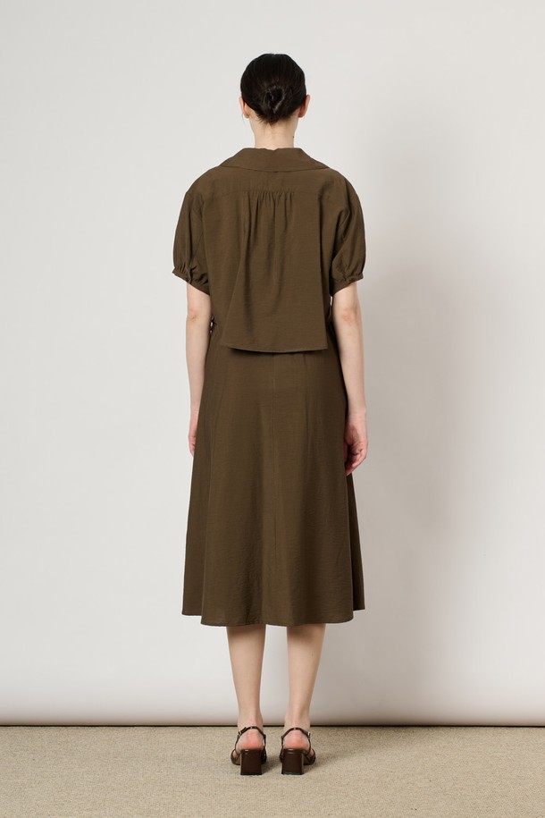 [24SU] 슬리브리스 원피스 & 블라우스 탑은 카키 브라운 색상의 여성용 슬리브리스 원피스 세트 상품입니다. 레이온, 마, 면, 나일론, 폴리에스터 혼방 소재로 제작되었으며, 무지 패턴의 플레어핏 디자인이 특징입니다. 블라우스 탑과 함께 구성되어 단독 또는 세트로 연출 가능하며, 허리 패널 봉제와 안감 디테일이 더해져 우아하고 엘레강스한 무드를 선사합니다.
