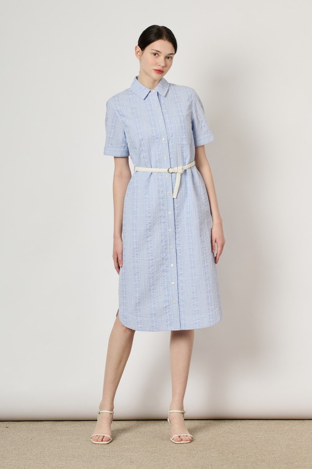 [24SU] 엠브로이더리 벨티드 원피스는 여성용 여름 원피스로, 얇은 두께감과 레귤러 핏으로 편안하게 착용할 수 있습니다. Light Blue 컬러의 엠브로이더리 패턴이 돋보이며, 클래식하고 베이직한 스타일을 연출합니다. 셔츠 원피스 디자인에 카라 네크라인과 벨트 디테일이 더해져 세련된 실루엣을 완성합니다.
