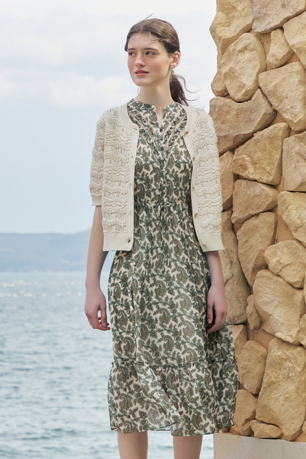 [24SU] 링클 페이즐리 프린트 원피스는 크림 색상의 폴리에스터 소재로 제작되었으며, 화려한 페이즐리 프린트가 돋보이는 여성용 민소매 원피스입니다. 부드러운 촉감과 얇은 두께로 여름철에도 시원하게 착용할 수 있으며, 플레어 실루엣과 프론트 핀턱 디테일이 더해져 우아하고 페미닌한 무드를 연출합니다. 라운드넥 디자인에 안감이 있어 편안하며, 자유로운 활동성을 보장하는 일상복으로 제격입니다.
