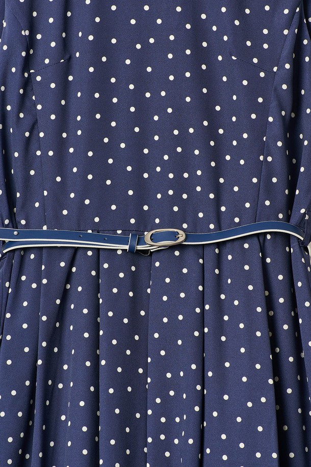 [24FA] 도트프린트 슬리브리스 원피스는 네이비 색상의 폴리에스터 소재로 제작되었으며, 우아한 무드를 연출합니다. 슬림한 상단 실루엣과 풍성한 볼륨감의 스커트가 특징이며, 도트 패턴이 돋보입니다. 벨트 옵션이 포함되어 있고, 안감은 2겹으로 되어있어 데일리룩은 물론 격식 있는 자리에도 잘 어울리는 슬리브리스 원피스입니다.
