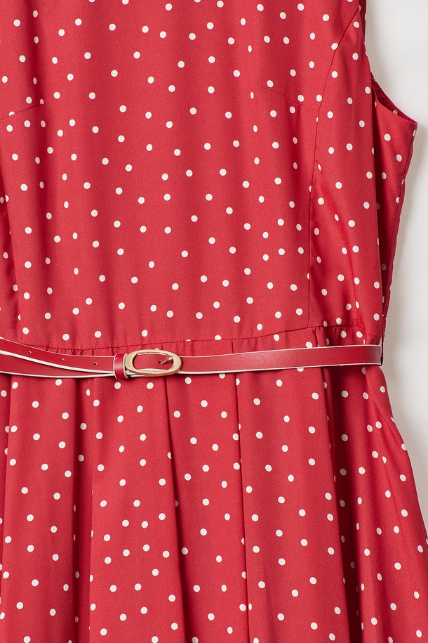 레드 색상의 [24FA] 도트프린트 슬리브 원피스는 우아하고 클래식한 무드를 연출하며, 도트 패턴이 돋보입니다. 폴리에스터 소재로 제작되었으며, 슬림핏 상단과 풍성한 플레어 스커트 라인이 특징입니다. 벨트가 포함되어 있고 2겹 안감 구조로 디자인되었으며, 라운드넥에 민소매 스타일로 여름철 데일리룩이나 격식 있는 자리에 레이어링하여 다양하게 활용할 수 있습니다.
