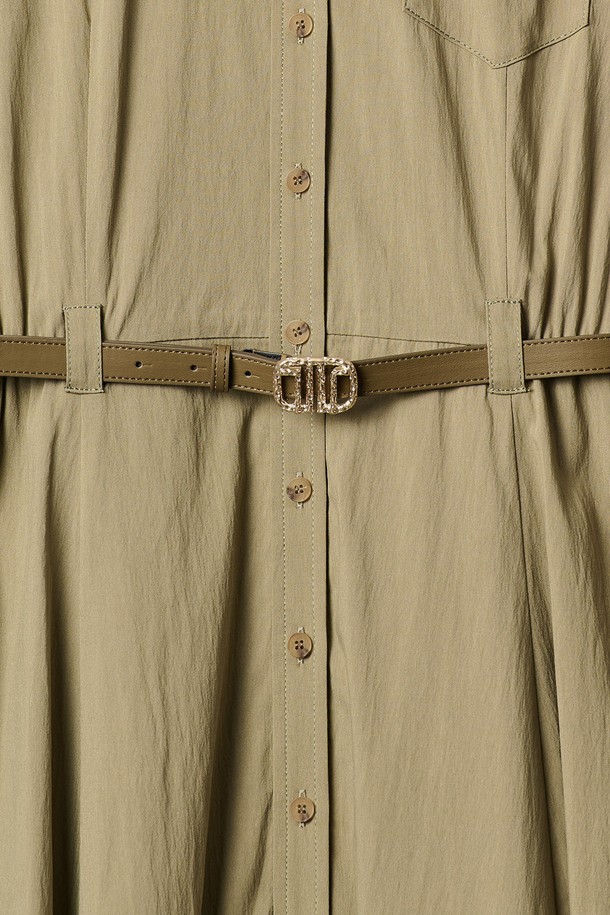 [24FA] 벨티드 핏앤플레어 원피스는 고급 소재를 사용하여 제작되었으며, 카키 색상의 우아하고 클래식한 무드를 선사합니다. 셔츠카라 디자인과 벨트 디테일이 돋보이며, 벨트는 조절이 가능하여 슬림한 상단 실루엣과 플레어 치마핏을 연출할 수 있습니다. 데일리룩은 물론 특별한 자리에도 잘 어울리는 봄, 가을 시즌 여성용 반소매 원피스입니다.
