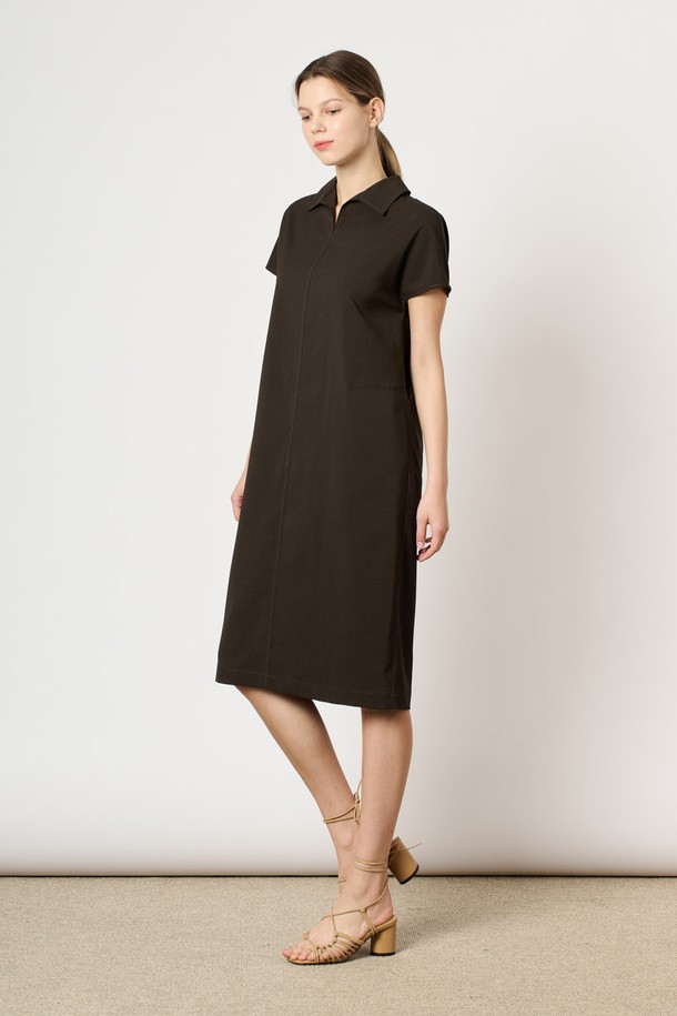[24FA] 캡 슬리브 원피스는 브라운 색상의 여성용 캡 슬리브 원피스로, 폴리에스터, 폴리우레탄, 면 혼방 소재로 제작되었습니다. 포멀 핏에 서스카라 네크라인 디자인이며, 양 사이드 포켓과 적당한 기장감이 특징입니다. 무지 패턴으로 포멀 및 데일리룩에 모두 잘 어울리며, 세련된 스타일을 연출하기에 좋습니다.
