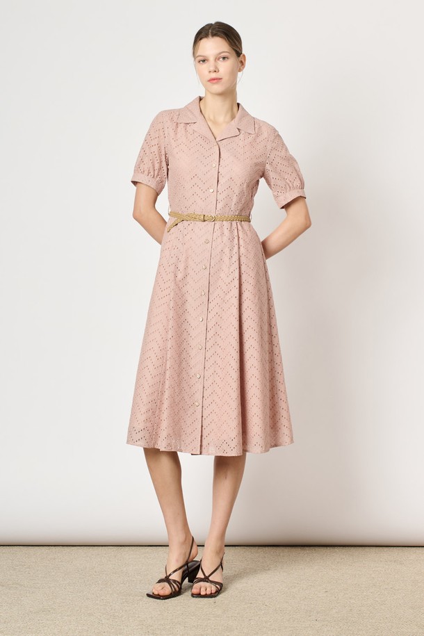 [24FA] 자수 벨티드 원피스는 라이트 핑크 색상의 면 소재 원피스로, 전면 퍼지 자수 디테일이 돋보입니다. 허리라인을 강조하는 벨트와 셔링, 볼륨 소매 디자인이 특징이며, A라인 치마 타입으로 우아하고 엘레강스한 무드를 연출합니다. 일상복으로 적합하며, 여름 시즌에 시원하게 착용할 수 있는 반소매 기장의 여성용 자수 벨티드 원피스입니다.
