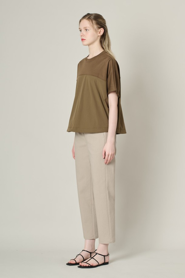 [24FA] 오버핏 텍스쳐 블록 돌먼 슬리브 티셔츠는 브라운 색상과 텍스처 패턴이 돋보이는 여성용 캐주얼 티셔츠입니다. 면, 나일론, 폴리우레탄 혼방 소재로 부드러운 촉감을 제공하며, 돌먼 소매와 오버핏 디자인으로 여유로운 실루엣과 체형 커버 효과를 선사합니다. 상단과 하단의 컬러 블록, 밑단 라운드 디자인과 드로우스트링 디테일이 특징입니다.
