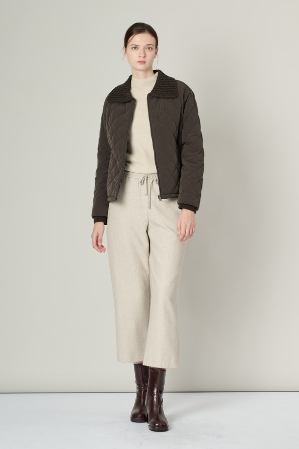 [24WT] 니트 카라 퀼팅 점퍼는 DARK BROWN과 LIGHT BEIGE 두 가지 색상으로 제공되며, 가을과 겨울에 따뜻하게 착용할 수 있는 여성용 아우터입니다. 부드러운 촉감의 폴리에스테르, 나일론, 울 혼방 소재에 퀼팅 패턴이 적용되어 캐주얼하면서도 베이직한 스타일을 연출합니다. 니트 카라 디자인, 사이드 포켓, 지퍼 클로징, 그리고 레귤러 핏으로 제작되어 편안한 착용감을 선사하며, 일상복으로 활용하기 좋습니다.
