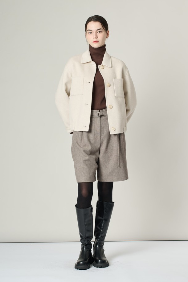 [24WT] 셔츠형 핸드메이드 재킷 - IVORY A4W9J10113는 여성용 아우터 자켓입니다. 아이보리 색상의 무지 패턴으로, 클래식하고 미니멀한 스타일을 연출합니다. 겨울철에 두꺼운 울 소재로 제작되어 부드러운 촉감을 선사하며, 크롭 기장과 셔츠 칼라, 버튼 여밈 방식, 포켓 디테일이 특징입니다. 레귤러핏으로 편안하게 착용 가능하며, 겨울 데일리룩, 오피스룩, 모임룩에 시크하게 매치할 수 있습니다.
