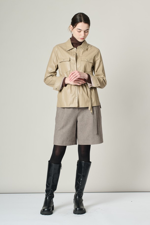 [24WT] 에코레더 벨티드 셔츠형 블라우스 - LIGHT BEIGE (라이트 베이지)는 모던하고 엘레강스한 스타일을 연출하는 여성 상의입니다. 봄, 가을에 착용하기 좋으며, 셔츠 칼라와 슬림핏 디자인이 특징입니다. 부드러운 촉감의 폴리우레탄, 폴리에스터 혼방 소재로 제작되었으며, 벨트 디테일과 투 포켓 디자인이 돋보입니다. 안감이 있어 편안하게 착용 가능하며, 스냅으로 여밈 방식을 제공합니다. 오피스룩, 출근룩, 모임룩 등 다양한 TPO에 클래식, 미니멀, 시크한 무드로 활용하기 좋습니다.
