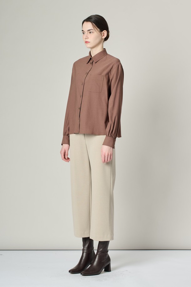 [24WT] 셔츠형 솔리드 브라우스 - 세피아 A4W9B40176는 여성용 셔츠형 솔리드 브라우스입니다. 가을, 겨울 시즌에 어울리는 미니멀하고 캐주얼한 스타일로, 차이나칼라와 긴 소매 기장이 특징입니다. 부드러운 촉감의 레이온, 폴리에스터, 울, 폴리우레탄, 면 혼방 소재로 제작되었으며, 레귤러핏으로 편안하게 착용 가능합니다. 세피아, 다크 그린 두 가지 색상으로 만나볼 수 있으며, 왼쪽 가슴 포켓과 앞면, 소매, 밑단 버튼 디테일로 포인트를 더했습니다. 출근룩, 오피스룩, 겨울 데일리룩 등 다양한 TPO에 활용할 수 있습니다.
