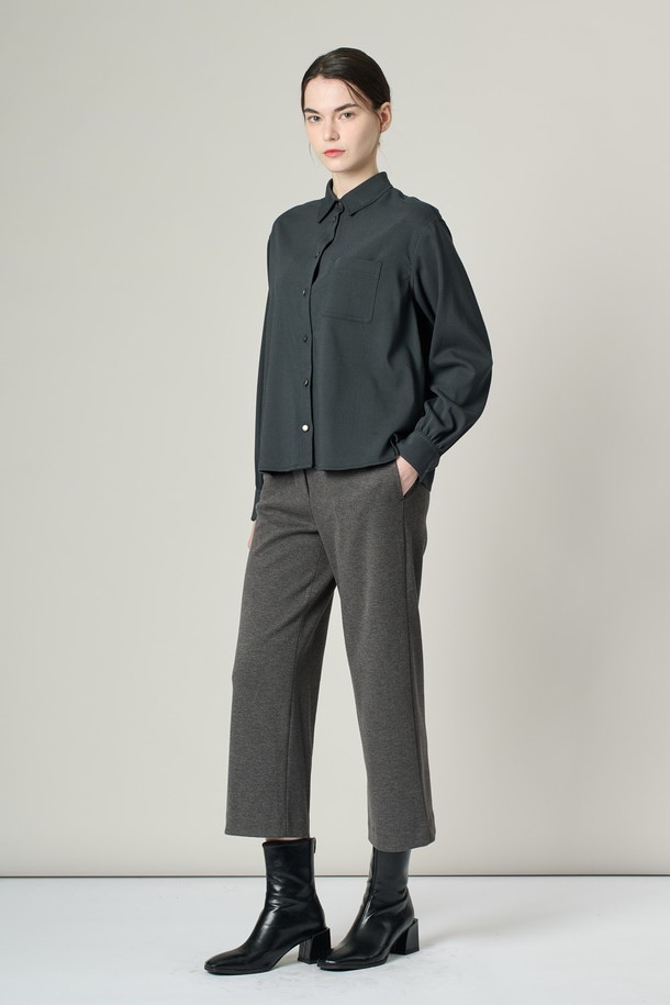 [24WT] 셔츠형 솔리드 브라우스 - 다크 그린은 베이직한 스타일의 여성 셔츠/블라우스입니다. 겨울철에 어울리는 긴 소매의 레귤러핏 셔츠로, 차이나칼라와 버튼다운 디자인이 특징입니다. 다크 그린 컬러의 무지 패턴으로, 일상, 출근룩, 오피스룩 등 다양한 TPO에 활용하기 좋습니다. 클래식, 미니멀, 캐주얼 스타일을 모두 소화할 수 있는 활용도 높은 아이템입니다.
