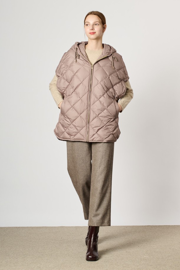 BCBG - 베스트 - [24WT] 퀼팅 케이프 구스 점퍼 - DARK BEIGE B4WAF51073