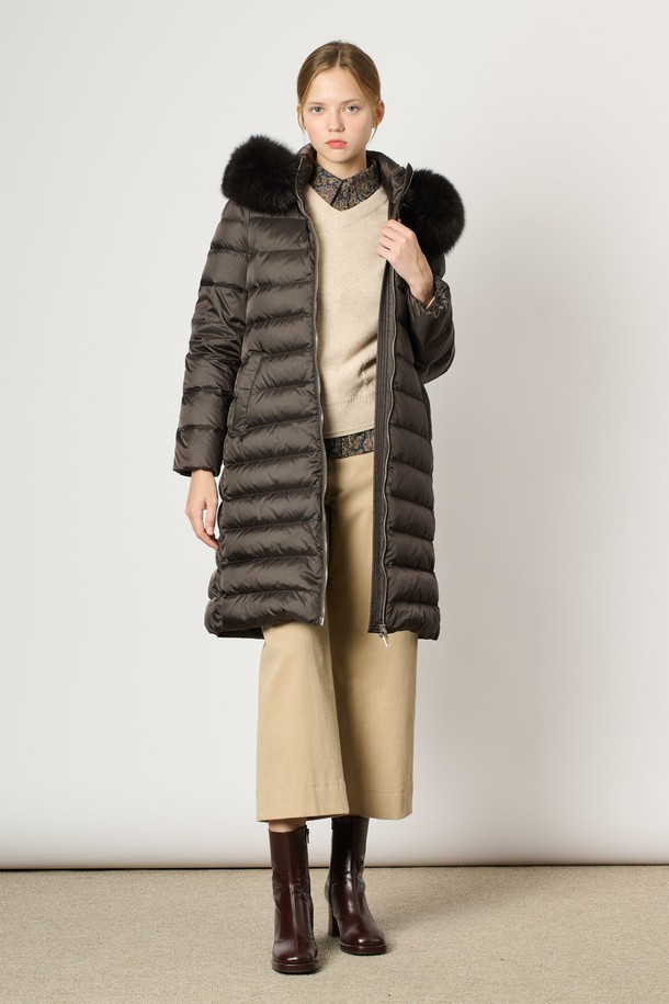 BCBG - 코트 / 패딩 - [24WT] 폭스 퍼 후드 롱 다운 - DARK GRAY B4WAF84017