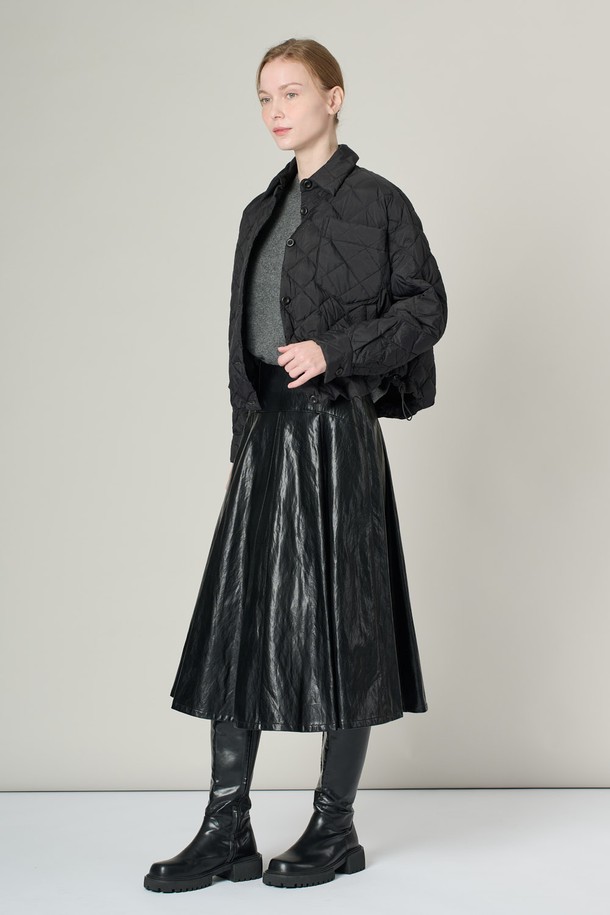 [25SS] 셔츠형 덕 재킷 - BLACK A5S1G87099는 여성용 아우터로, 봄 시즌에 착용하기 좋은 덕 재킷입니다. 블랙과 카멜 두 가지 색상으로 출시되었으며, 일상, 출근룩, 오피스룩, 모임룩 등 다양한 TPO에 매치하기 좋습니다. 퀼팅 패턴의 슬림핏 디자인으로 스마트하고 클래식한 스타일을 연출하며, 가볍고 부드러운 착용감을 선사합니다. 긴 소매에 버튼 여밈 방식이며, 오리 솜털 90%, 오리 깃털 10%의 충전재와 폴리에스터 안감으로 보온성을 더했습니다.
