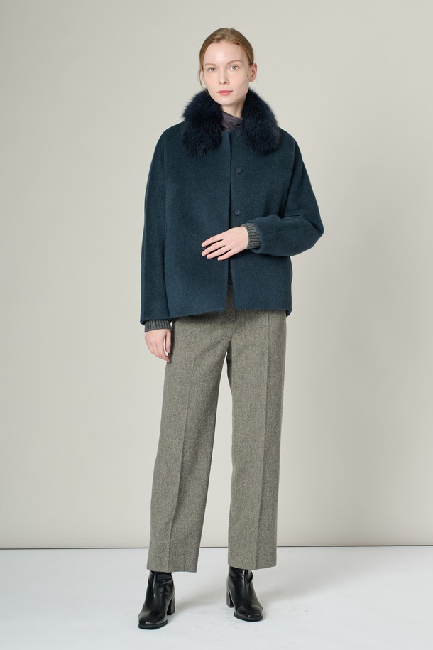 [24WT] 폭스퍼 카라 알파카 프렌드 재킷 - DARK BLUE A4WBH84154는 여성용 아우터 자켓입니다. 다크 블루 컬러의 무지 패턴으로 엘레강스하고 클래식한 스타일을 연출하며, 겨울 시즌에 적합합니다. 부드러운 촉감의 알파카 소재로 제작되었으며, 두꺼운 두께감과 긴 소매, 크롭 기장의 디자인이 특징입니다. 폭스퍼 카라 디테일이 고급스러움을 더하며, 버튼 여밈 방식으로 간편하게 착용할 수 있습니다. 데일리룩, 오피스룩, 모임룩 등 다양한 TPO에 클래식, 미니멀, 시크한 스타일을 완성해보세요.
