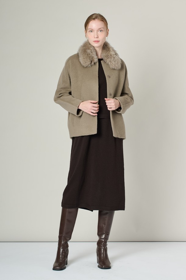 [24WT] 폭스퍼카라 알파카 프렌드 재킷은 부드러운 촉감과 두꺼운 두께감으로 겨울철 따뜻하게 착용할 수 있는 여성 자켓입니다. 클래식하고 엘레강스한 무드를 연출하며, 무지 디자인에 루즈핏으로 편안한 착용감을 선사합니다. 고급스러운 폭스퍼 카라 디테일과 내추럴 드레이핑 라인이 돋보이며, 울과 알파카 혼방 소재로 제작되었습니다. 오피스룩, 모임룩, 겨울 데일리룩 등 다양한 TPO에 활용할 수 있으며, 클래식, 미니멀, 시크한 스타일을 연출하기 좋습니다.
