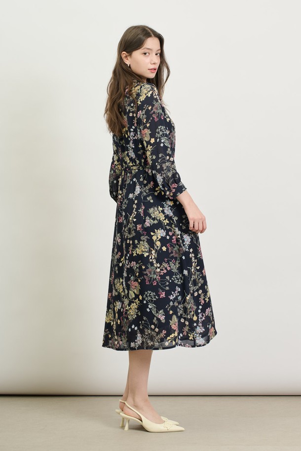 [25SP] 플로럴 프린트 원피스는 네이비 색상의 폴리에스터 소재로 제작되었으며, 봄에 어울리는 우아하고 엘레강스한 무드를 선사합니다. 허리 벨트와 소매 단추 디테일이 돋보이며, 부드럽게 퍼지는 실루엣과 슬림핏으로 여성스러운 매력을 더합니다. 플라워 패턴이 돋보이는 긴소매 플로럴 프린트 원피스로, 부드러운 촉감과 폴리에스터 안감으로 일상에서 편안하게 착용할 수 있습니다.
