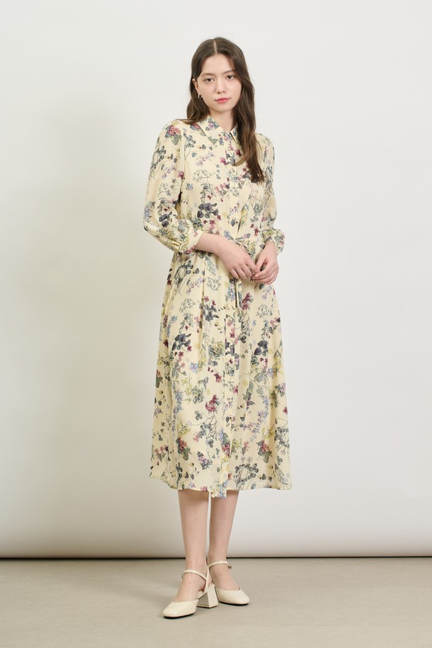 [25SP] 플로럴 프린트 원피스는 부드러운 폴리에스터 소재의 플로럴 원피스로, CREAM과 NAVY 색상으로 제공됩니다. 슬림핏 디자인에 벨트로 허리 조절이 가능하며, 긴소매와 소매 단추 디테일, 안감까지 갖춰 우아하고 로맨틱한 무드를 연출합니다. 봄 시즌 일상 또는 데이트룩으로 제격입니다.
