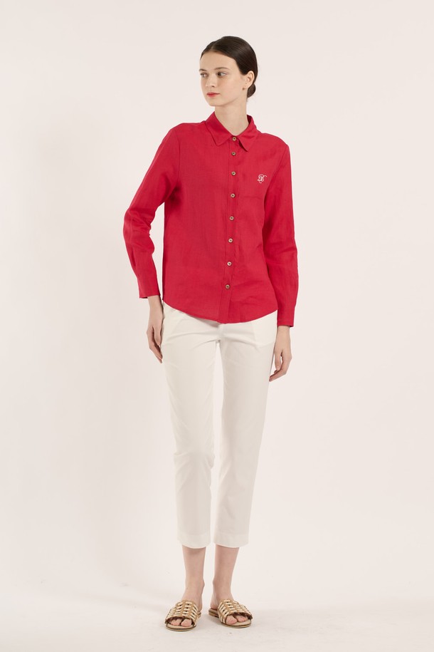 [25SM] 린넨 베이직 셔츠는 레드 색상의 여성용 셔츠로, 린넨과 면 혼방 소재로 제작되어 여름철에도 시원하고 쾌적하게 착용할 수 있습니다. 레귤러핏에 차이나칼라 디자인으로, 베이직하면서도 클래식한 스타일을 연출하며, 포켓 디테일과 롤업 가능한 긴 소매가 특징입니다. 얇고 부드러운 촉감의 무지 패턴 셔츠로, 일상복으로 활용하기 좋고 통기성이 우수하며 버튼으로 여밀 수 있습니다.
