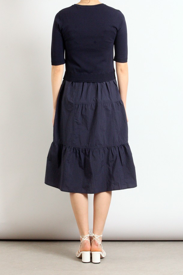 네이비 컬러의 여성용 반소매 스커트 세트 원피스입니다. 봄, 여름 시즌에 어울리는 얇은 두께의 캐주얼 스타일로, 라운드넥과 루즈핏 A라인 실루엣이 편안한 착용감을 선사합니다. 티어드 치마 타입에 무지 패턴으로 디자인되었으며, 실용적인 포켓 디테일을 더했습니다.
