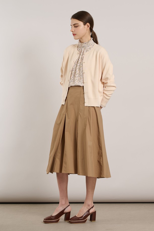 [25SS] 진주버튼 가디건은 부드러운 레이온, 폴리에스터, 나일론 혼방 소재로 제작되었으며, 라이트 베이지와 M VIOLET 색상으로 만나보실 수 있습니다. 우아하고 여성스러운 무드를 연출하는 이 가디건은 라운드넥 디자인에 진주 버튼 디테일을 더해 세련미를 강조했으며, 신축성이 뛰어나 편안한 착용감을 제공합니다. 밀도 있는 짜임과 아우터 및 탑 겸용으로 활용 가능한 디자인으로, 봄 시즌 데일리룩에 스타일을 더해보세요.
