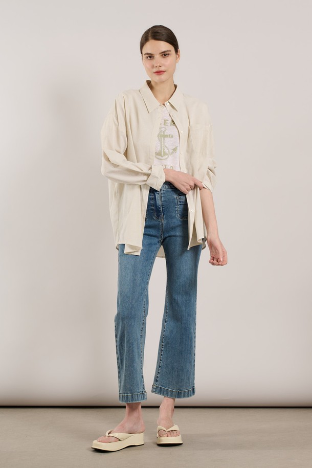 [25SS] 스트라이프 블라우스는 옐로우 색상의 은은한 스트라이프 패턴이 돋보이는 여성용 긴소매 블라우스입니다. 면과 폴리에스터 혼방 소재로 부드러운 촉감을 제공하며, 루즈핏 디자인으로 편안하게 착용 가능하고 힙선 기장으로 다양한 코디에 활용하기 좋습니다. 앞단작 단추 여밈 방식과 칼라 네크라인 디자인이 특징이며, 베이직한 스타일로 일상에서 부담 없이 즐겨 입을 수 있습니다.
