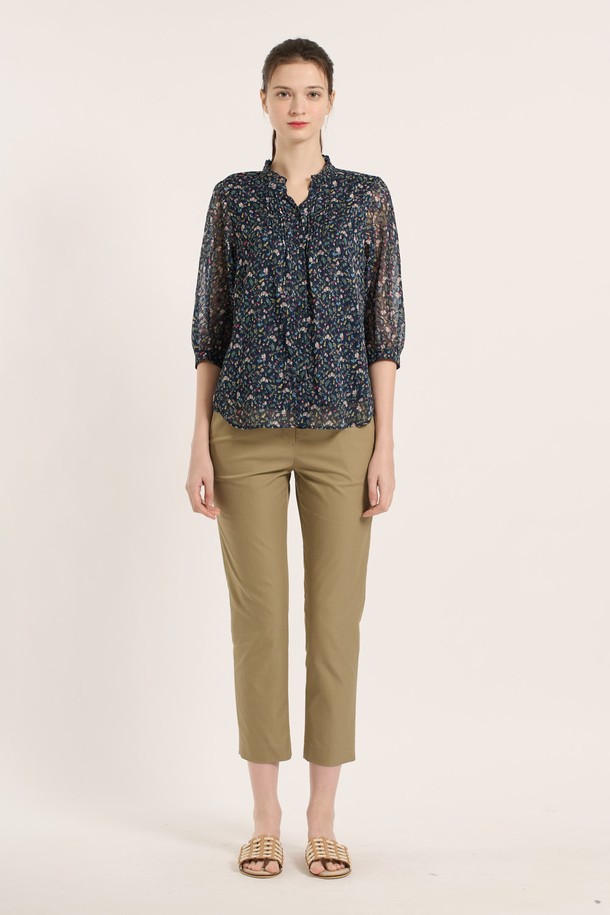 [25SM] 플로럴 프릴 블라우스는 네이비 색상의 시폰 소재로 제작된 여성용 블라우스입니다. 플라워 패턴과 프릴 디테일이 돋보이며, 7부 소매의 라운드넥 디자인으로 우아하고 클래식한 무드를 연출합니다. 얇고 부드러운 촉감으로 봄, 여름철 일상복으로 적합하며, 시스루 소재와 버튼 디테일이 더해져 여성스러운 매력을 더합니다.
