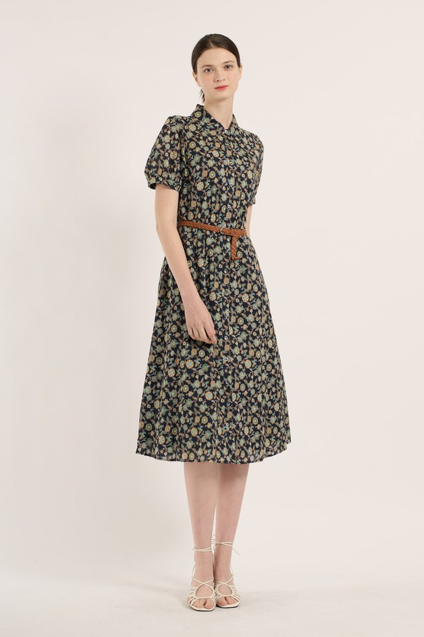 네이비 컬러의 [25SM] 프린트 벨티드 원피스는 봄, 여름 시즌에 어울리는 여성 의류입니다. 얇은 두께감의 플레어 A라인 실루엣으로, 셔츠 칼라와 반소매 디자인이 특징이며 플라워 패턴이 클래식하고 페미닌한 무드를 연출합니다. 허리 라인을 잡아주는 벨트가 포함되어 있어 더욱 세련된 핏을 완성합니다.
