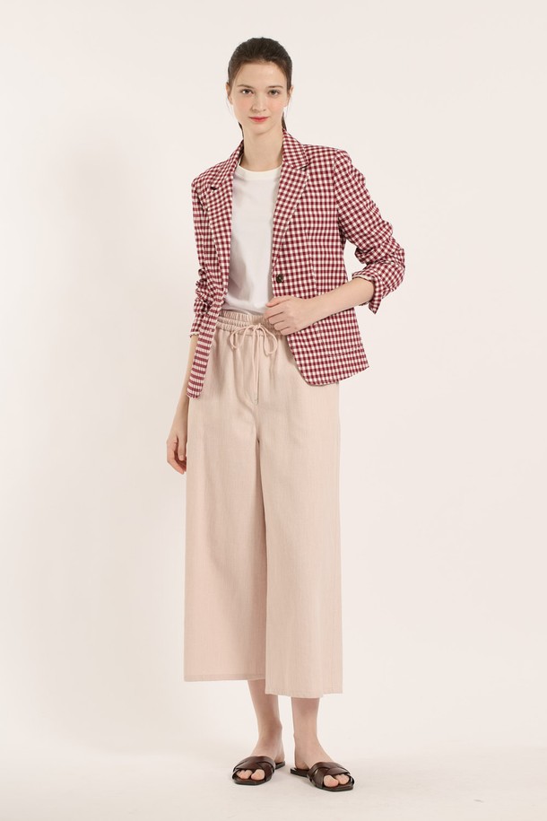 [25SM] 체크 싱글 자켓은 다크 레드 색상의 여성용 아우터로, 봄, 가을에 어울리는 베이직하고 클래식한 무드의 싱글 자켓입니다. 면, 폴리에스터, 폴리우레탄 혼방 소재로 제작되었으며 얇은 두께감과 슬림핏으로 깔끔한 실루엣을 연출하고, 단정한 라펠과 소매 부분의 디테일이 돋보입니다. 체크 패턴이 특징이며, 싱글 버튼 여밈 방식과 폴리에스터 안감을 사용했습니다.
