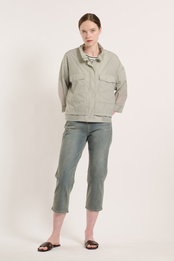 [25SU] 하이넥 투 포켓 점퍼는 가볍고 부드러운 나일론, 폴리에스터, 면 혼방 소재로 제작된 여성용 여름 아우터입니다. 루즈핏 디자인에 하이넥과 투 포켓 디테일을 더해 미니멀하면서도 모던한 스타일을 연출하며, 일상과 여행에서 편안하게 착용하기 좋습니다. 얇은 두께감으로 여름에도 부담 없이 즐길 수 있고, 라이트 그레이 색상이 돋보입니다.
