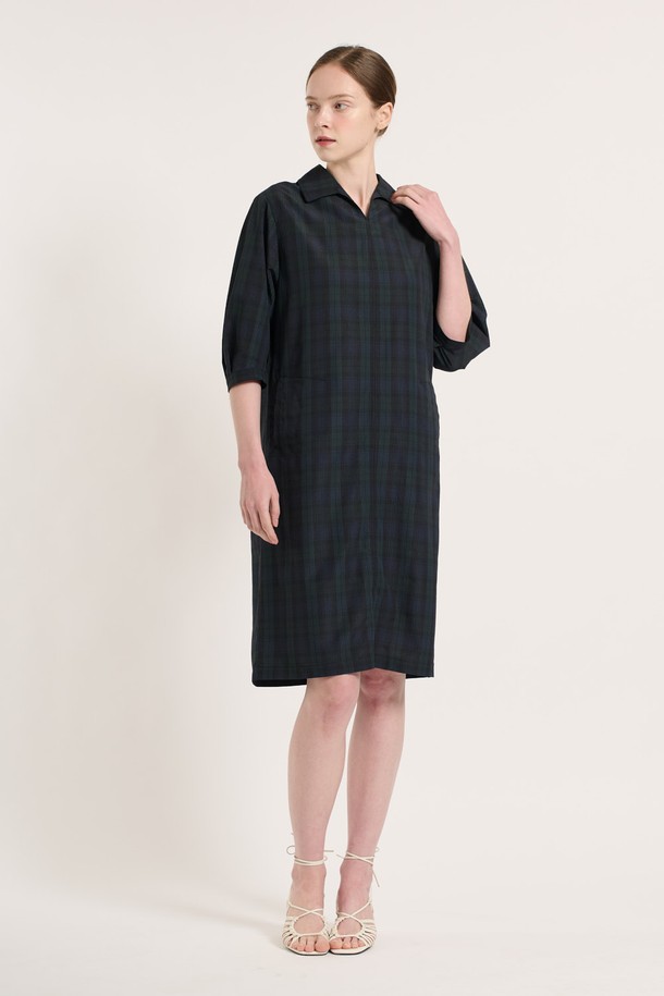 [25SU] 타탄 체크 원피스 - NAVY는 네이비 컬러의 클래식한 무드를 담은 여성용 7부 타탄 체크 원피스입니다. 폴리에스터, 나일론, 면 혼방 소재로 제작되었으며, 여유로운 핏과 소매 턱 디테일, 인 포켓 디자인이 특징입니다. 뒤 지퍼 클로징으로 편안하게 착용 가능하며, 일상복으로 좋은 여름 시즌 아이템입니다.
