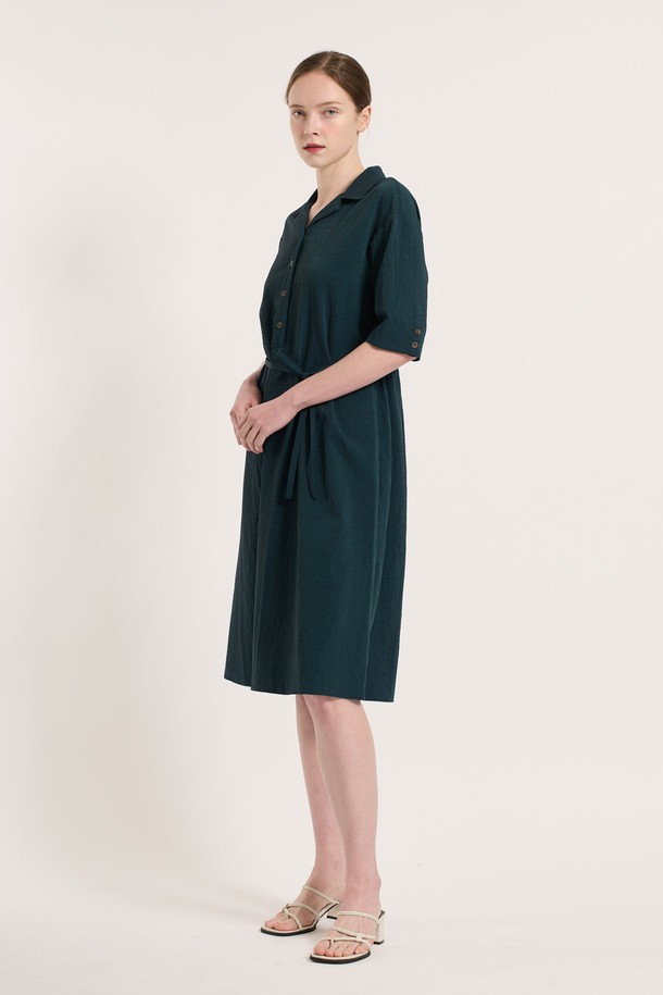 [25SU] 체크 패턴 벨티드 반소매 원피스는 다크 그린 색상의 체크 패턴이 돋보이는 여성용 원피스입니다. 나일론, 폴리에스터, 폴리우레탄, 면 혼방 소재로 제작되었으며, 탈부착 가능한 벨트와 소매 비조 장식, 인 포켓, 버튼 디테일이 특징입니다. 슬림핏 디자인으로 우아하고 클래식한 무드를 연출하며, 오피스룩이나 일상복으로 활용하기 좋은 여름 시즌 아이템입니다.
