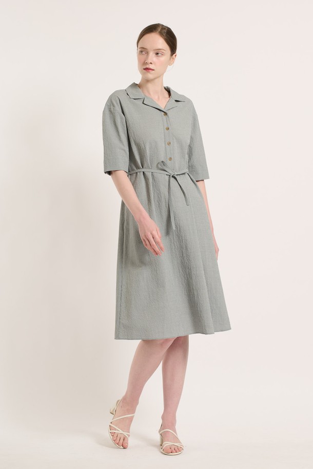 [25SU] 체크 패턴 벨티드 반소매 원피스는 가볍고 부드러운 소재로 제작되어 편안한 착용감을 선사하며, 라이트 그레이 색상에 우아하고 클래식한 체크 패턴이 돋보입니다. A라인 치마핏과 벨트 허리선 디자인으로 여성스러운 실루엣을 연출하며, 칼라 네크라인과 버튼 디테일이 더해져 고급스러운 분위기를 자아냅니다. 일상 생활에서 세련된 스타일을 완성할 수 있는 여름 시즌 여성용 반소매 원피스입니다.
