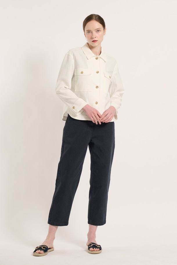 [25SU] 투 포켓 패치 자켓은 화이트 색상의 여성용 여름 자켓으로, 클래식하고 세련된 무드를 연출합니다. 무지 패턴의 레귤러 핏 디자인에 폴리에스터, 면, 마, 폴리우레탄 혼방 소재를 사용하여 얇고 계절에 구애받지 않는 착용감을 선사하며, 투 포켓 패치 디테일과 버튼 여밈 방식으로 단정함을 더했습니다. 긴소매 디자인으로 일상에서 활용하기 좋습니다.
