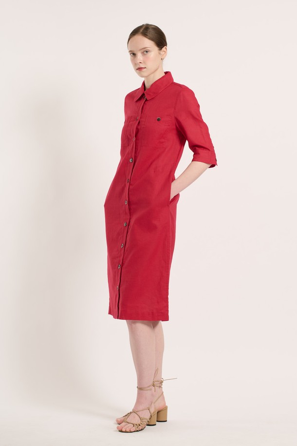 [25SU] 린넨 블렌드 원피스 - DARK RED는 여름철 데일리 또는 특별한 날에 어울리는 여성용 원피스입니다. 다크 레드 색상의 무지 패턴으로, 마와 면 혼방 소재로 제작되어 부드러운 촉감을 제공하며, 슬림핏과 7부 소매, 곡선형 칼라 디자인이 특징입니다. 면과 폴리에스터 안감, 버튼, 허리 절개선, 포켓 디테일이 더해진 클래식 스타일의 린넨 블렌드 원피스입니다.

