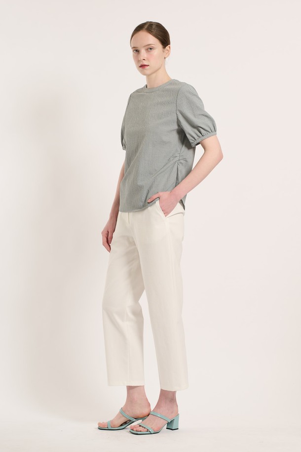 BCBG - 블라우스 - [25SU] 체크 패턴 라운드넥 반소매 블라우스 - LIGHT GRAY B5M3B47215