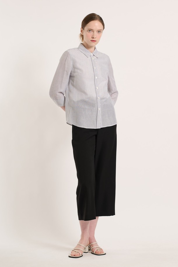 [25SU] 포켓 패치 스트라이프 셔츠는 여름철 일상에서 편안하게 입을 수 있는 여성용 긴소매 셔츠입니다. 가볍고 통기성이 좋은 마, 레이온, 면 혼방 소재로 제작되었으며, 산뜻한 라이트 블루 색상의 스트라이프 패턴이 돋보입니다. 실용적인 포켓 디테일과 자연스러운 레귤러 핏 실루엣으로 다양한 스타일 연출이 가능합니다.
